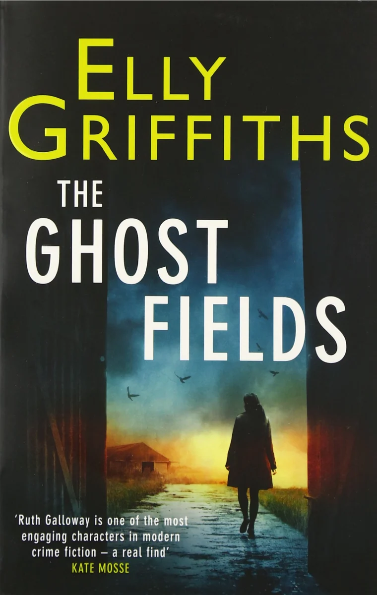 The Ghost Fields: The Dr Ruth Galloway Mysteries 7